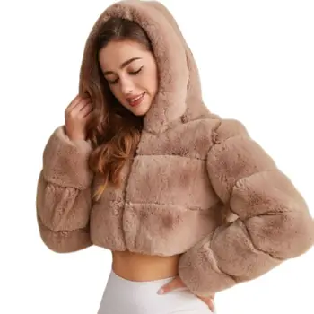 O outono e o inverno, as mulheres da moda de nova suave de peles de casaco com capuz